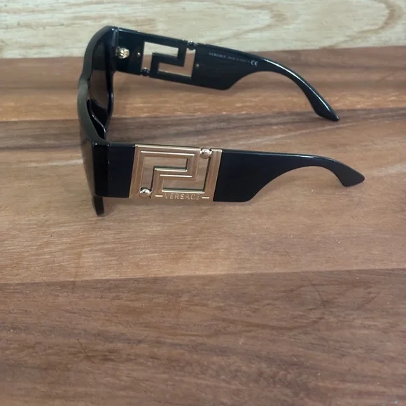 Versace - Picture 4 of 8